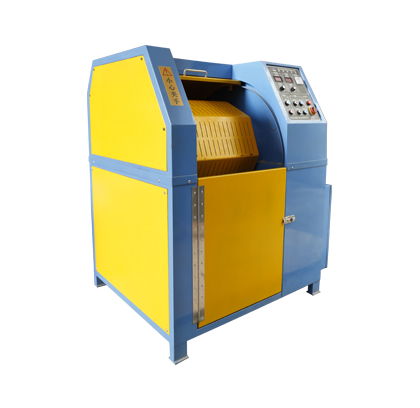 Wooden cubes cleaning machine